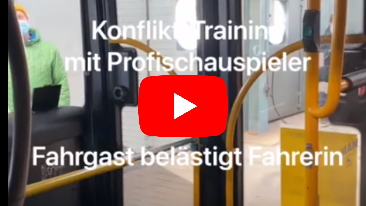 Szene Fahrgast belästigt Fahrerin